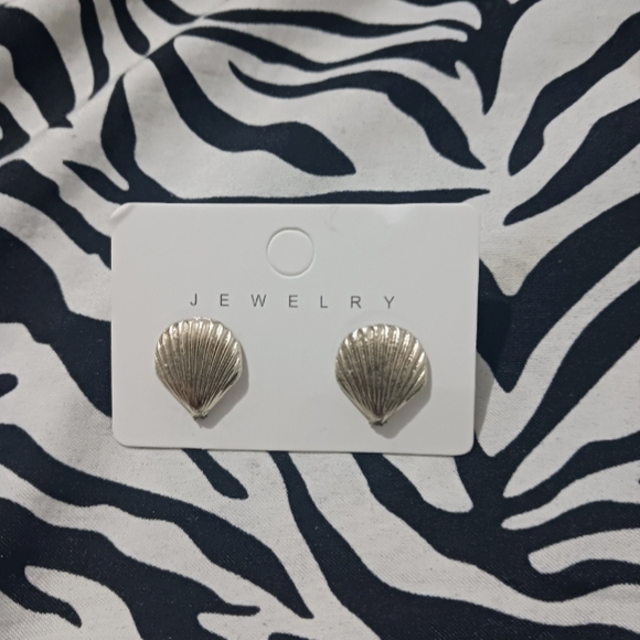 Women light gold shell stud mini earrings - Picture 2 of 5
